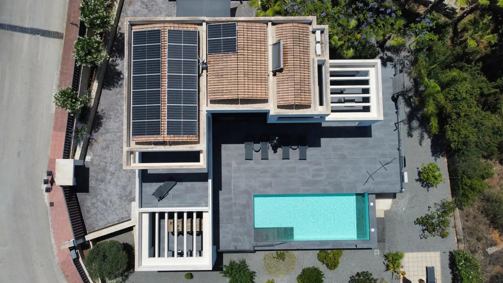 Luxury villa for sale in Puerta Fenicia with stunning views of Montgo.