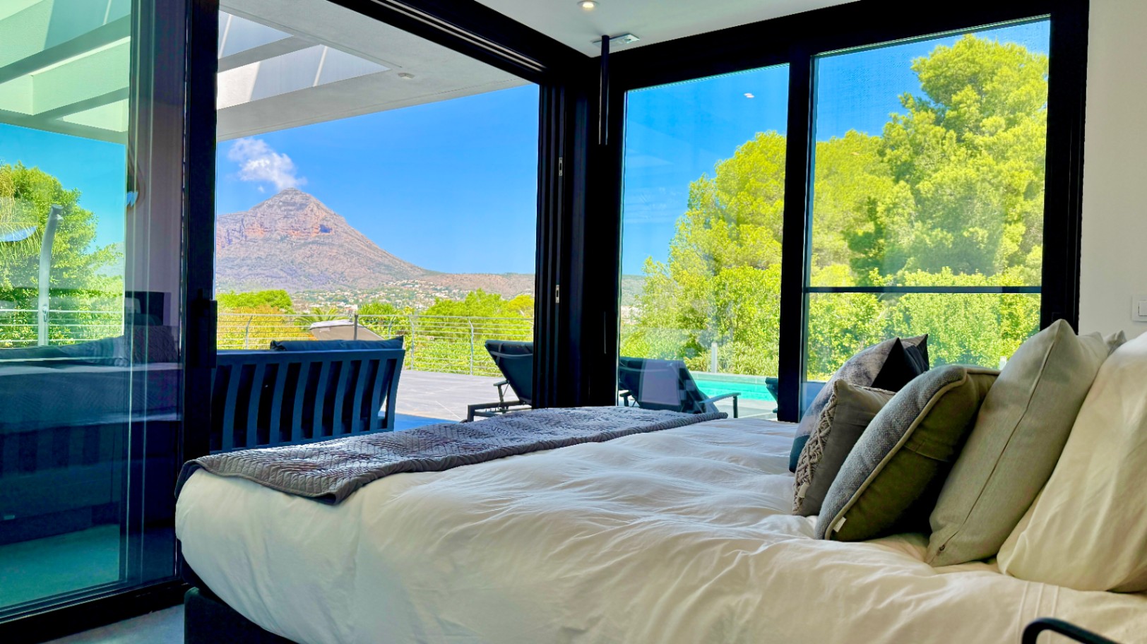 Luxury villa for sale in Puerta Fenicia with stunning views of Montgo.