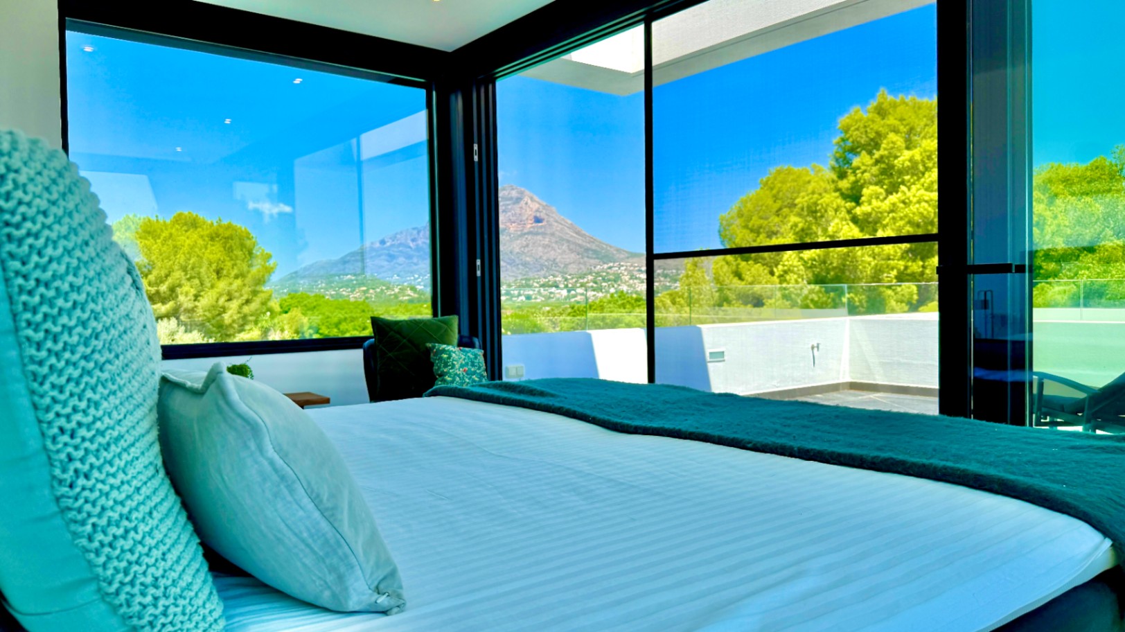 Luxury villa for sale in Puerta Fenicia with stunning views of Montgo.