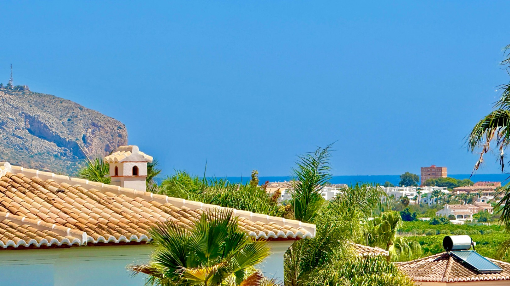 Luxury villa for sale in Puerta Fenicia with stunning views of Montgo.