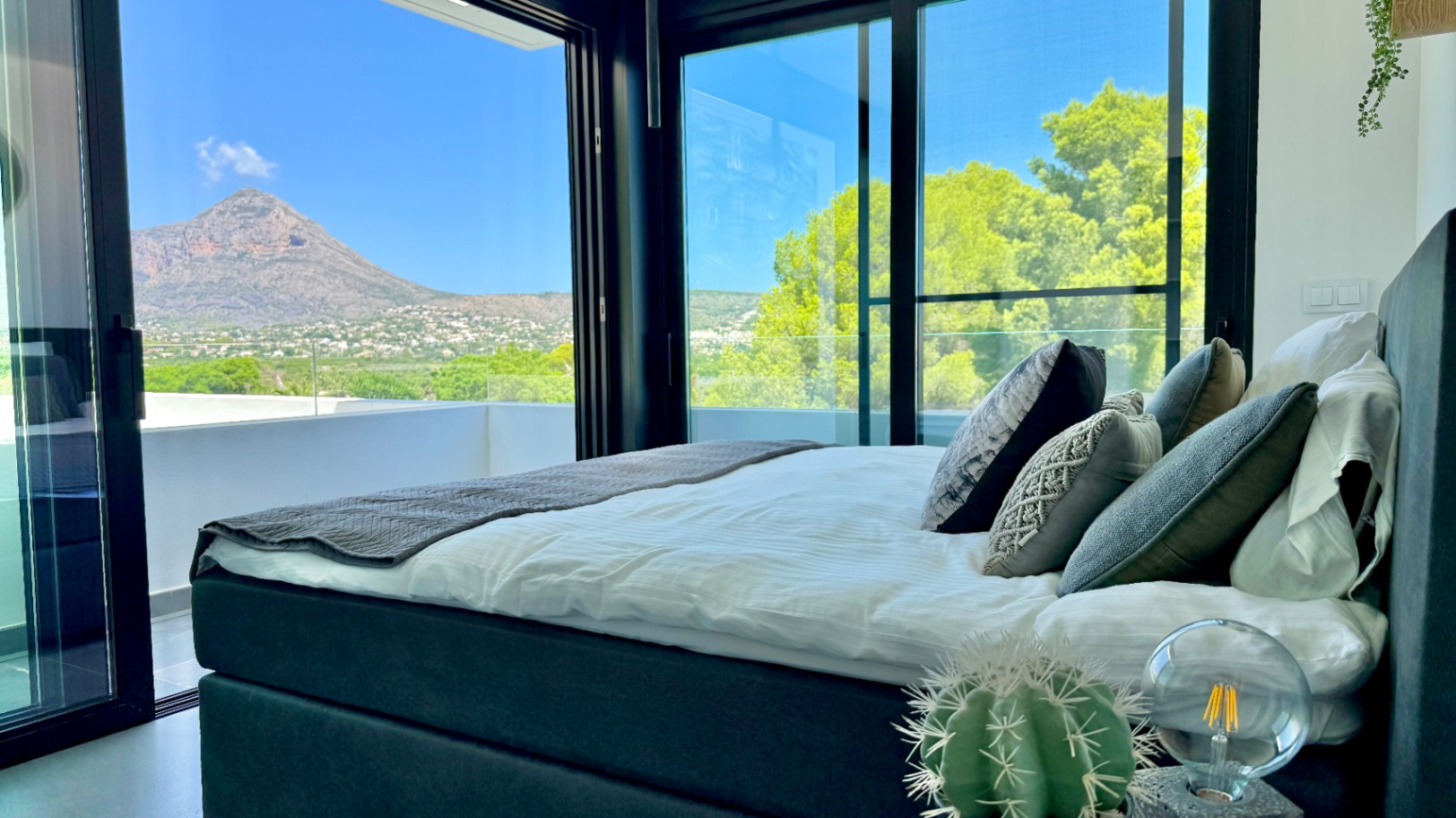 Luxury villa for sale in Puerta Fenicia with stunning views of Montgo.