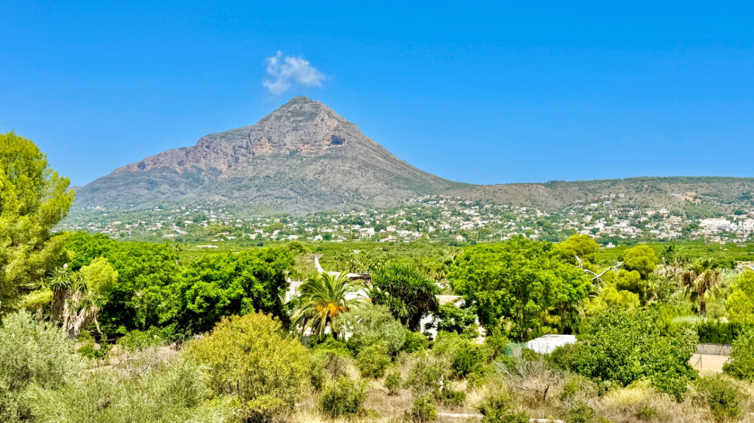 Luxury villa for sale in Puerta Fenicia with stunning views of Montgo.