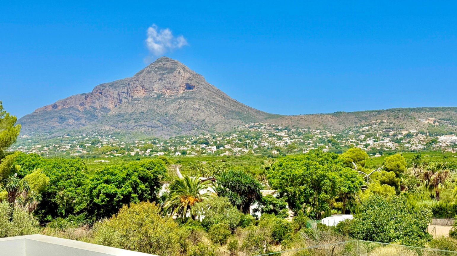 Luxury villa for sale in Puerta Fenicia with stunning views of Montgo.