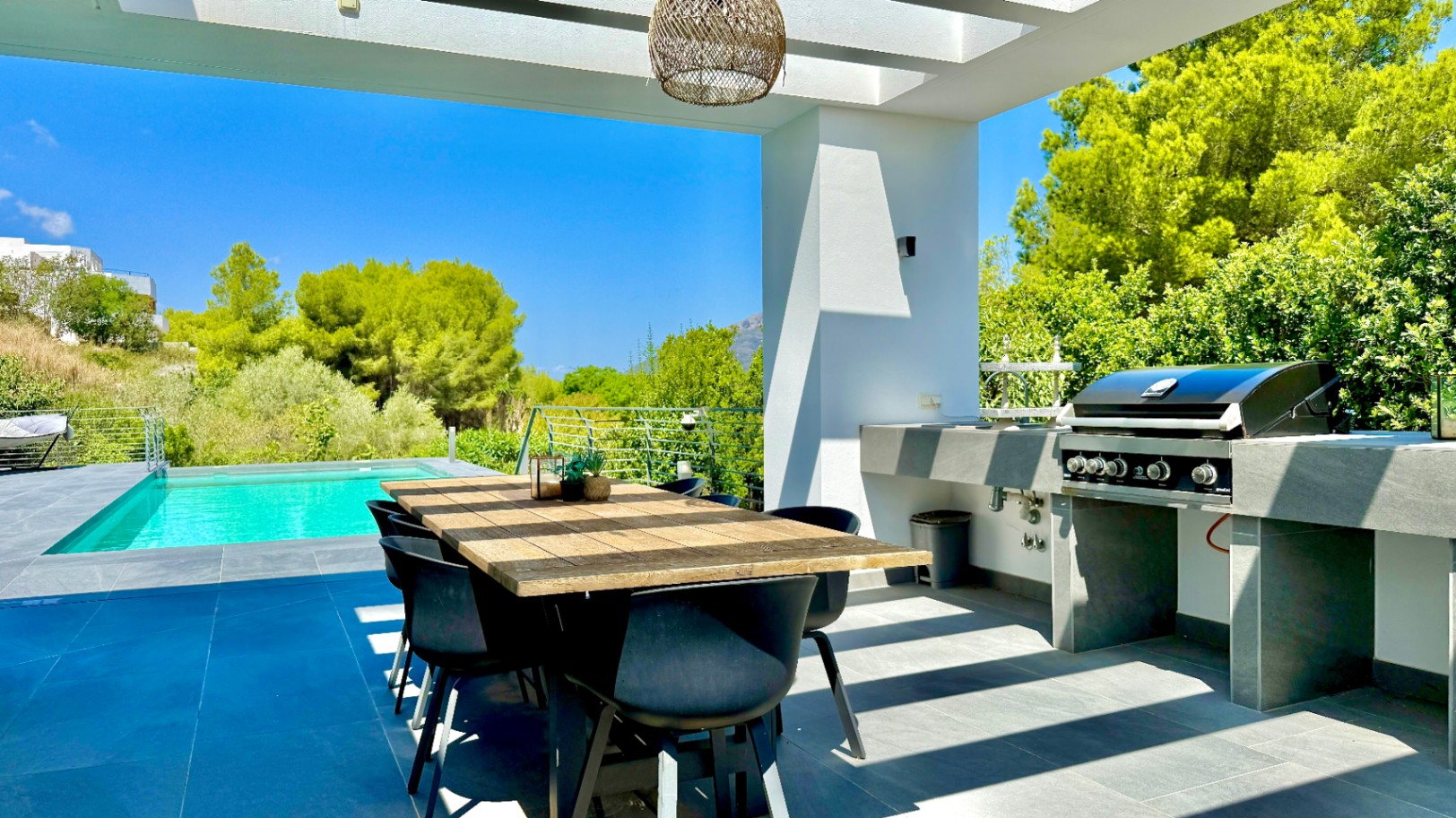 Luxury villa for sale in Puerta Fenicia with stunning views of Montgo.