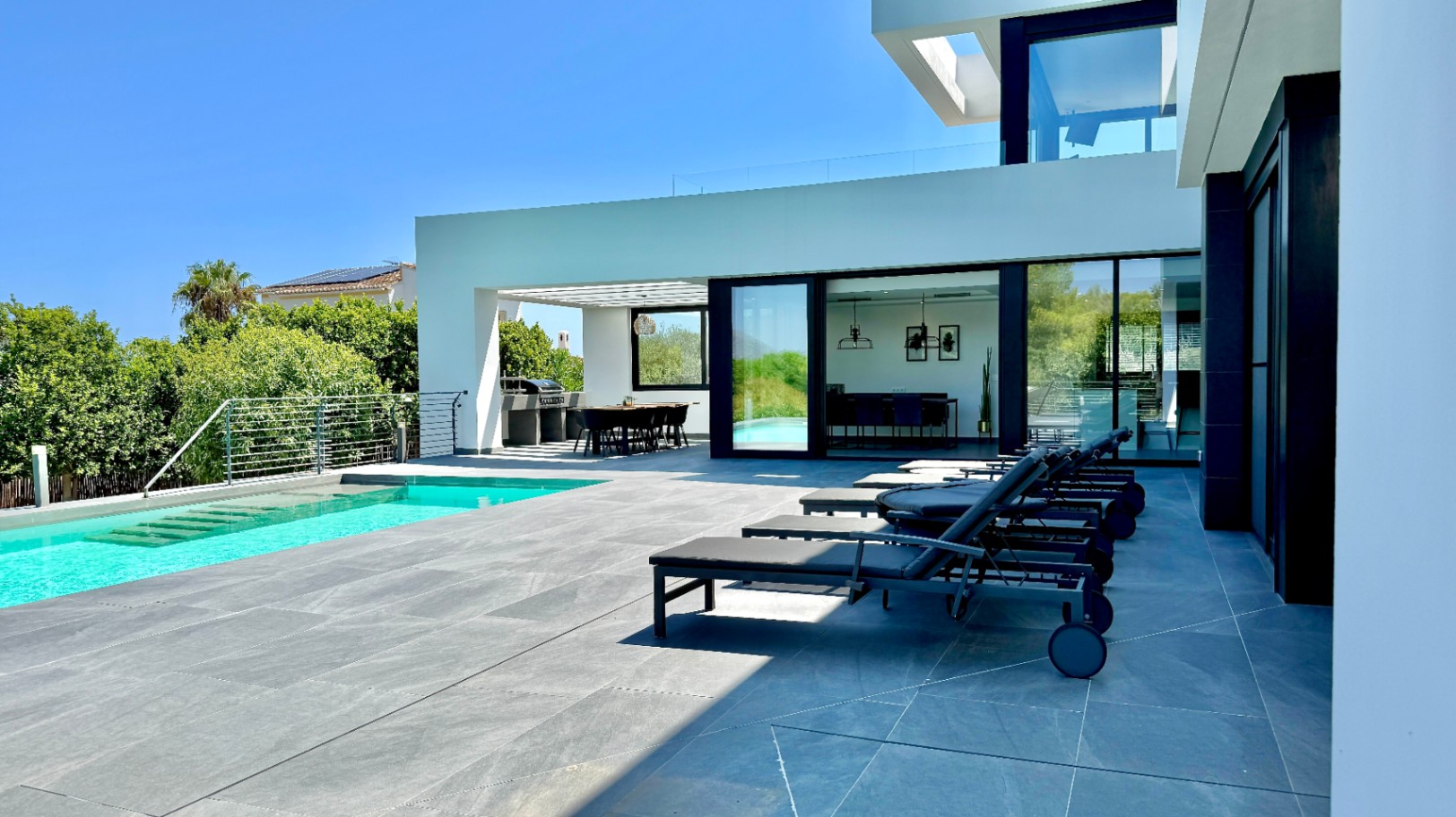 Luxury villa for sale in Puerta Fenicia with stunning views of Montgo.