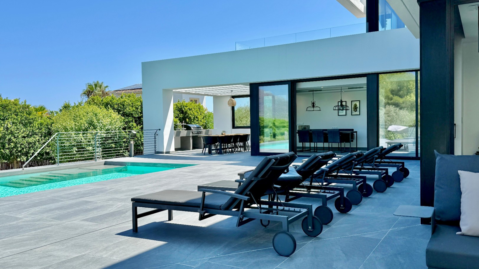 Luxury villa for sale in Puerta Fenicia with stunning views of Montgo.