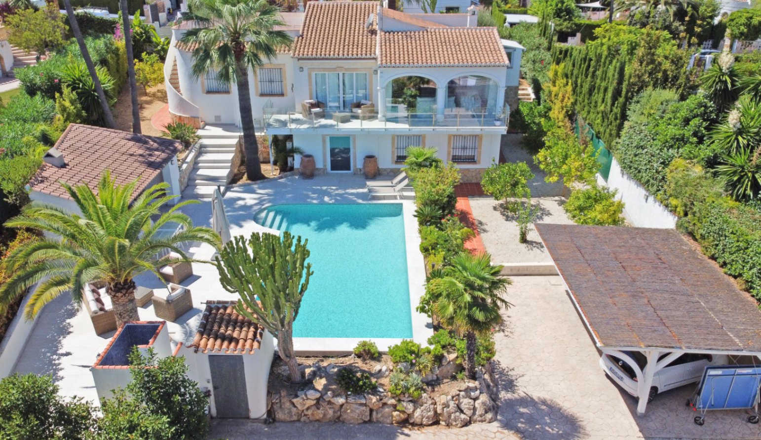 Villa for Sale with Sea View in the renowned urbanization Pinosol de Javea.