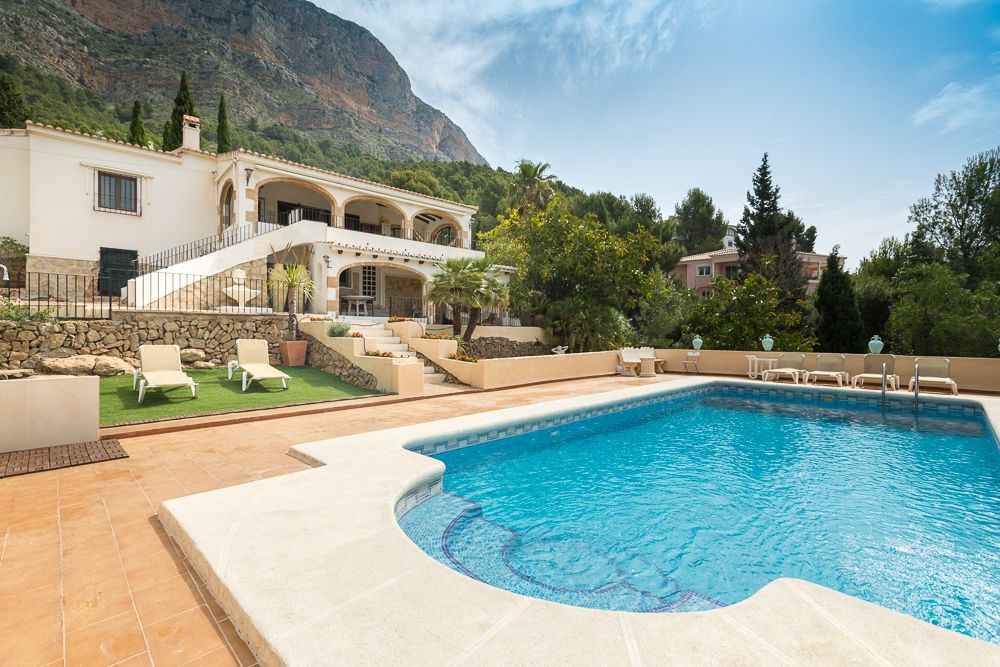 Villa located in the privileged area of Montgo - with independent apartment