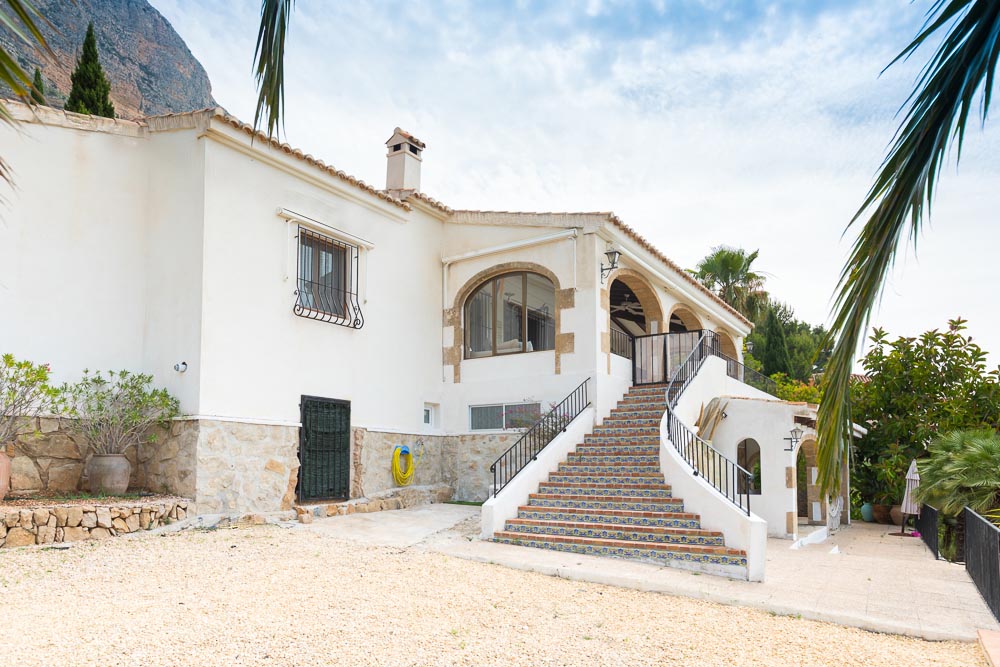 Villa located in the privileged area of Montgo - with independent apartment