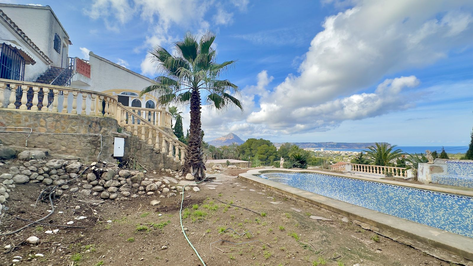 Villa for sale to renovate with sea view in Javea