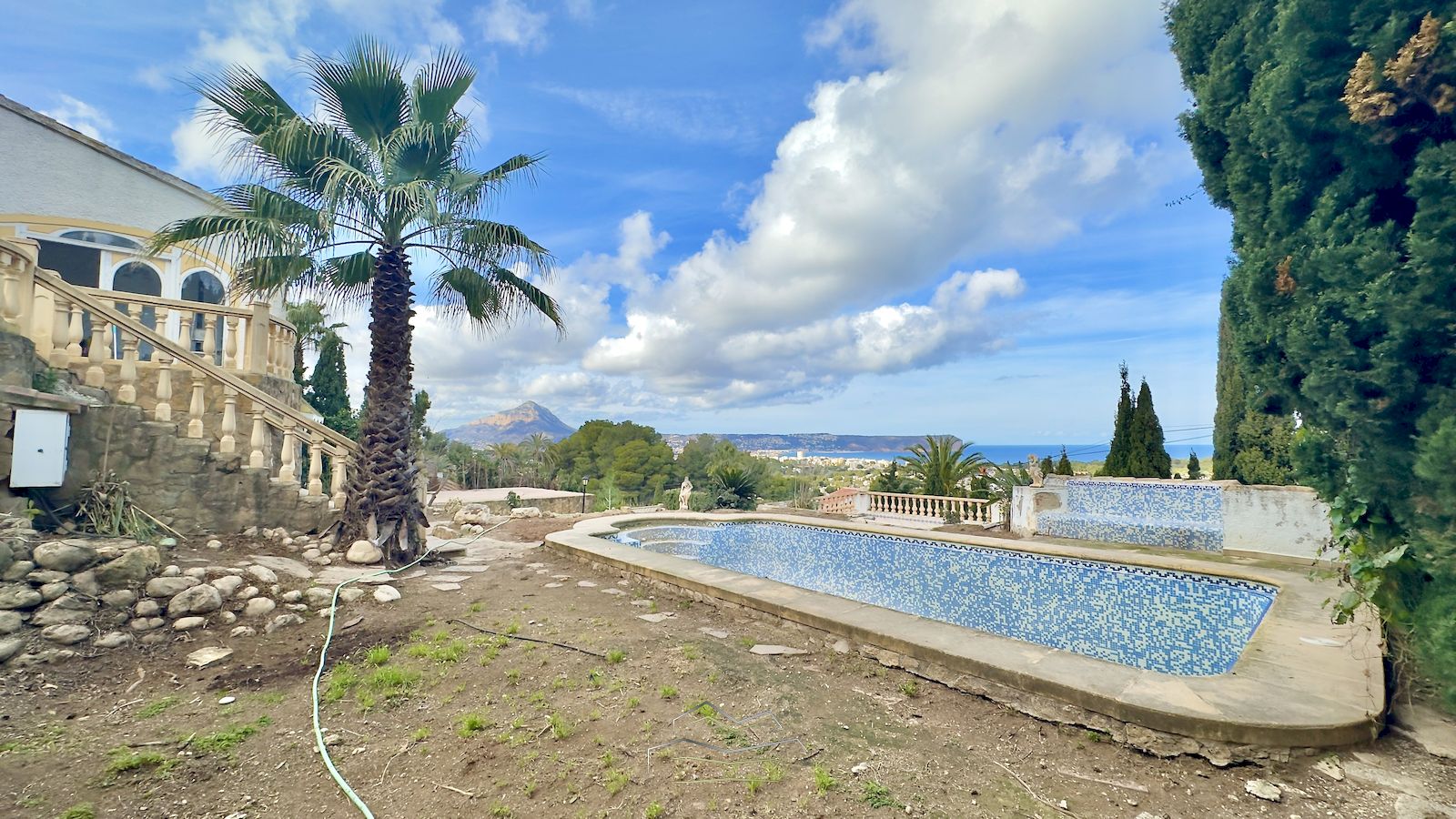 Villa for sale to renovate with sea view in Javea