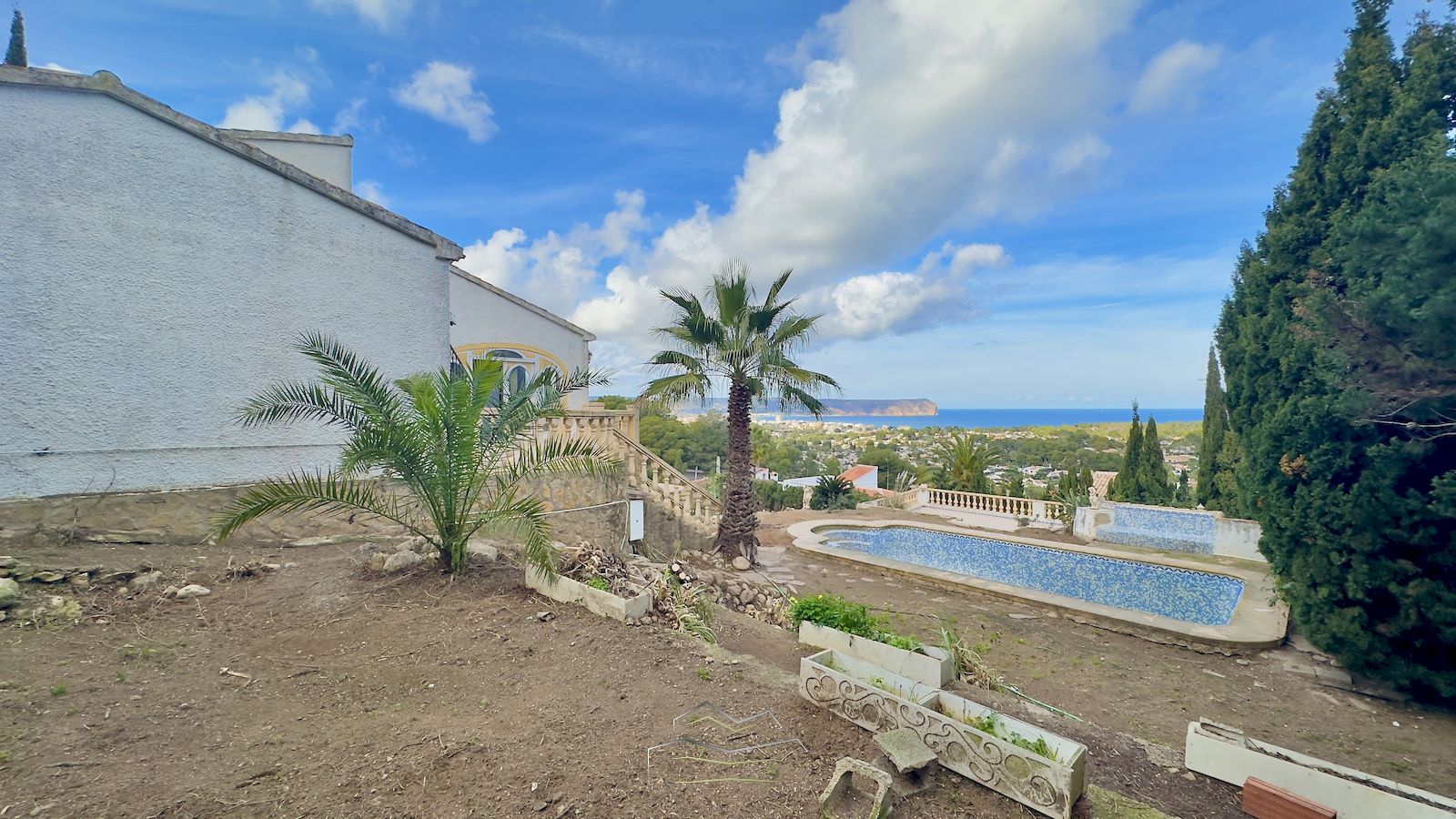 Villa for sale to renovate with sea view in Javea