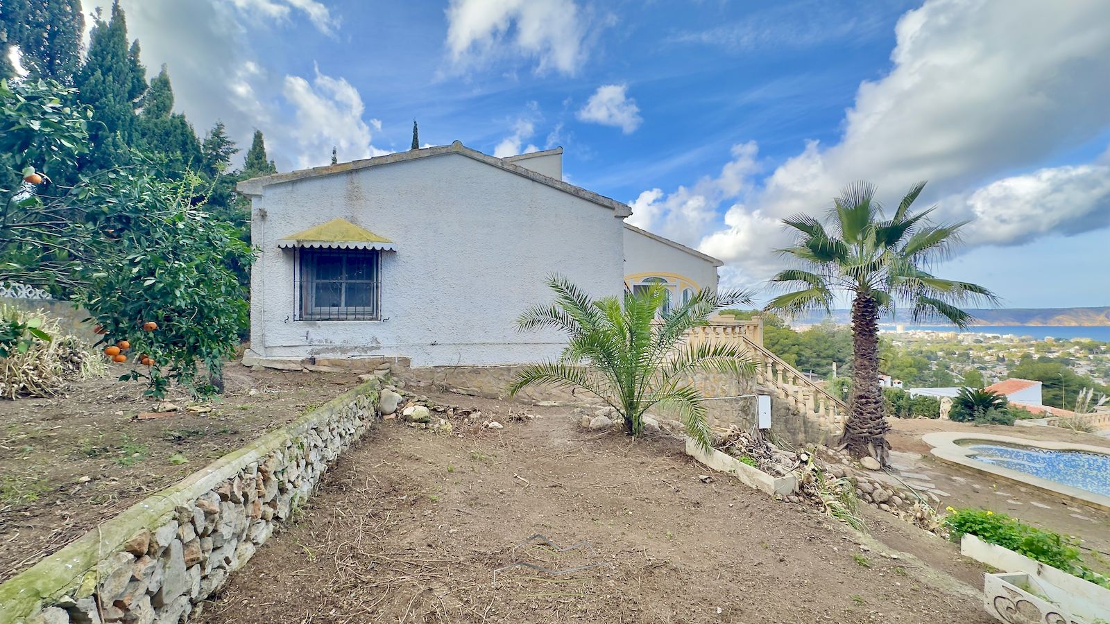 Villa for sale to renovate with sea view in Javea
