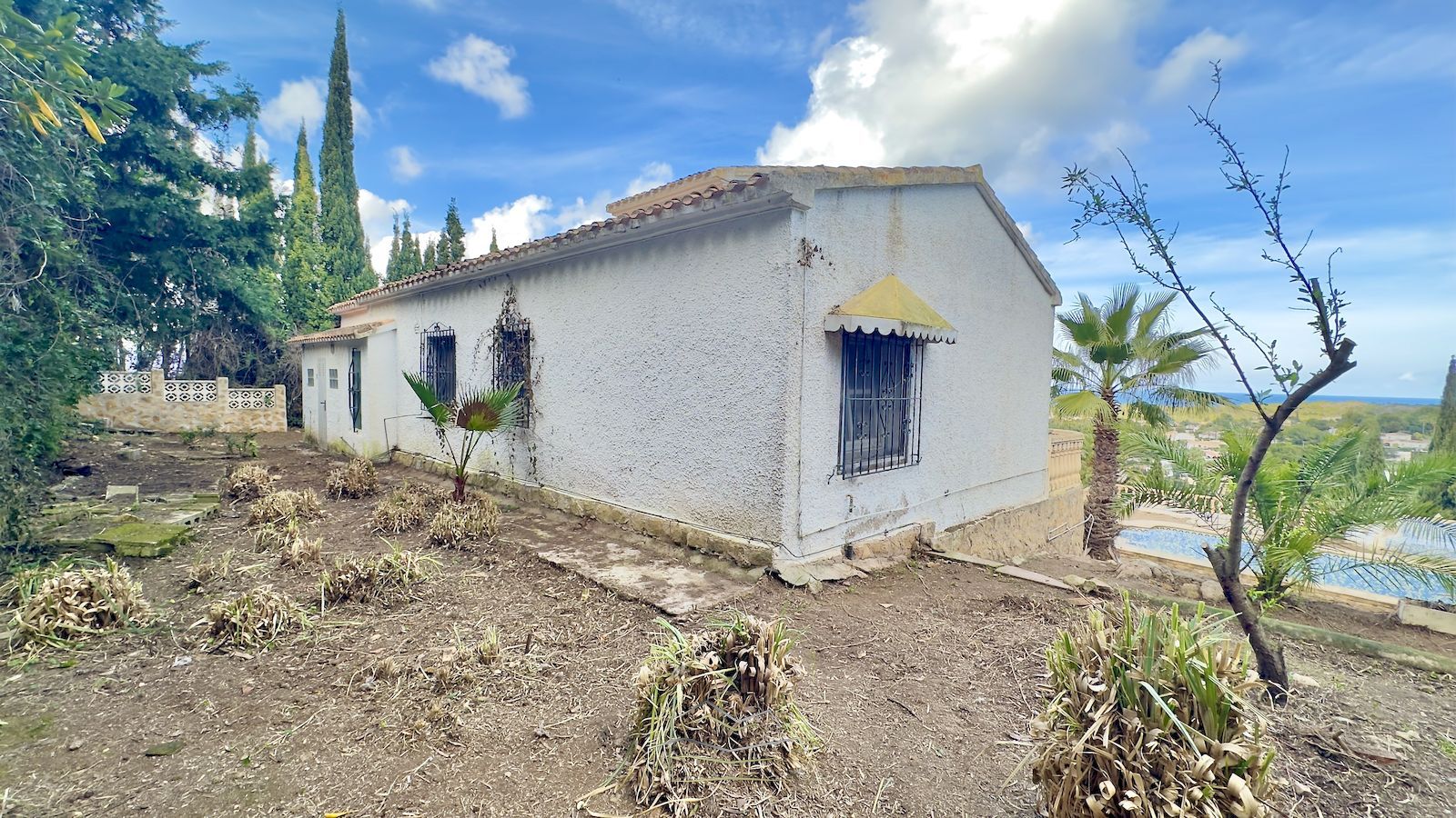 Villa for sale to renovate with sea view in Javea