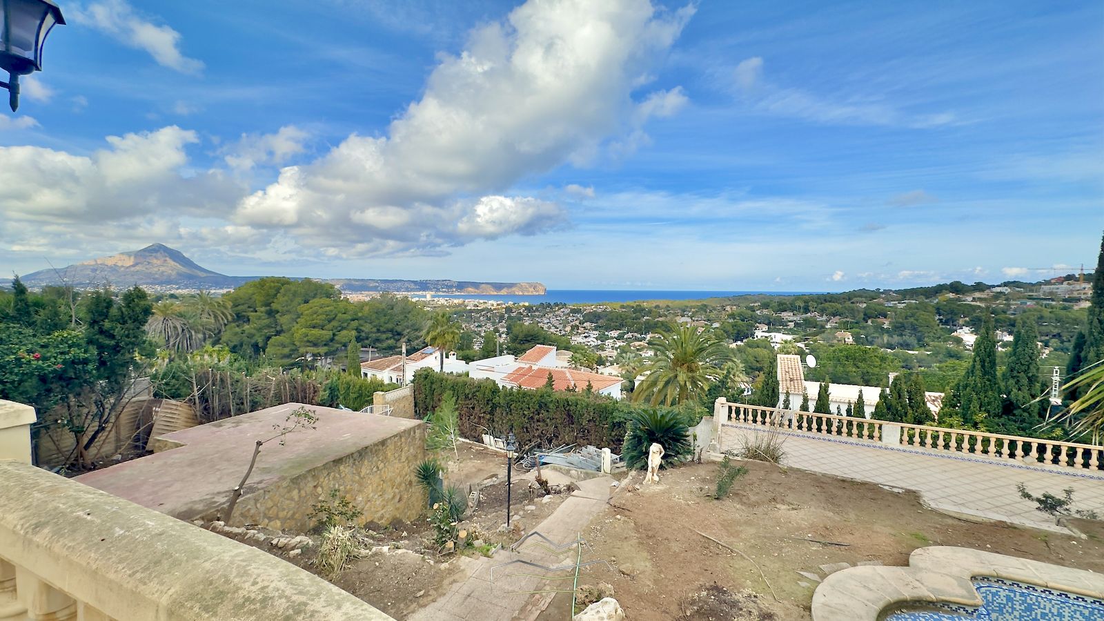 Villa for sale to renovate with sea view in Javea