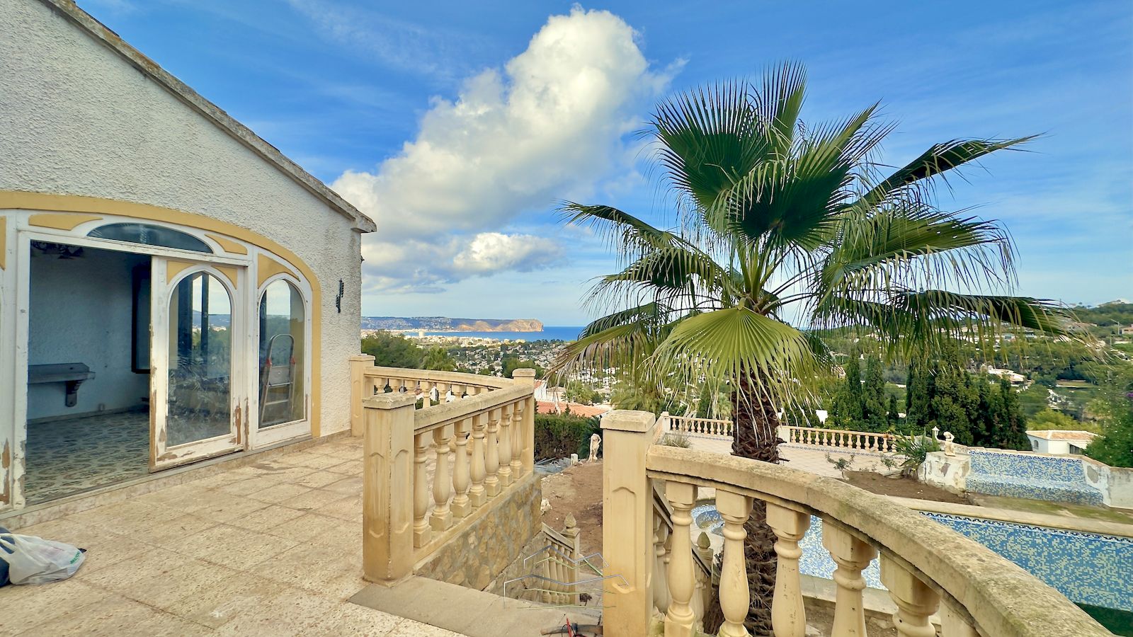 Villa for sale to renovate with sea view in Javea
