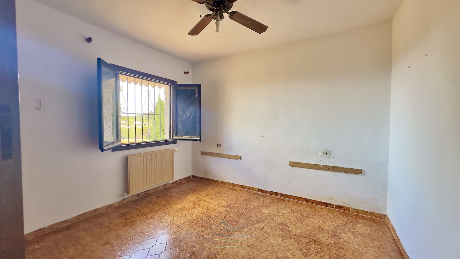 Villa for sale to renovate with sea view in Javea
