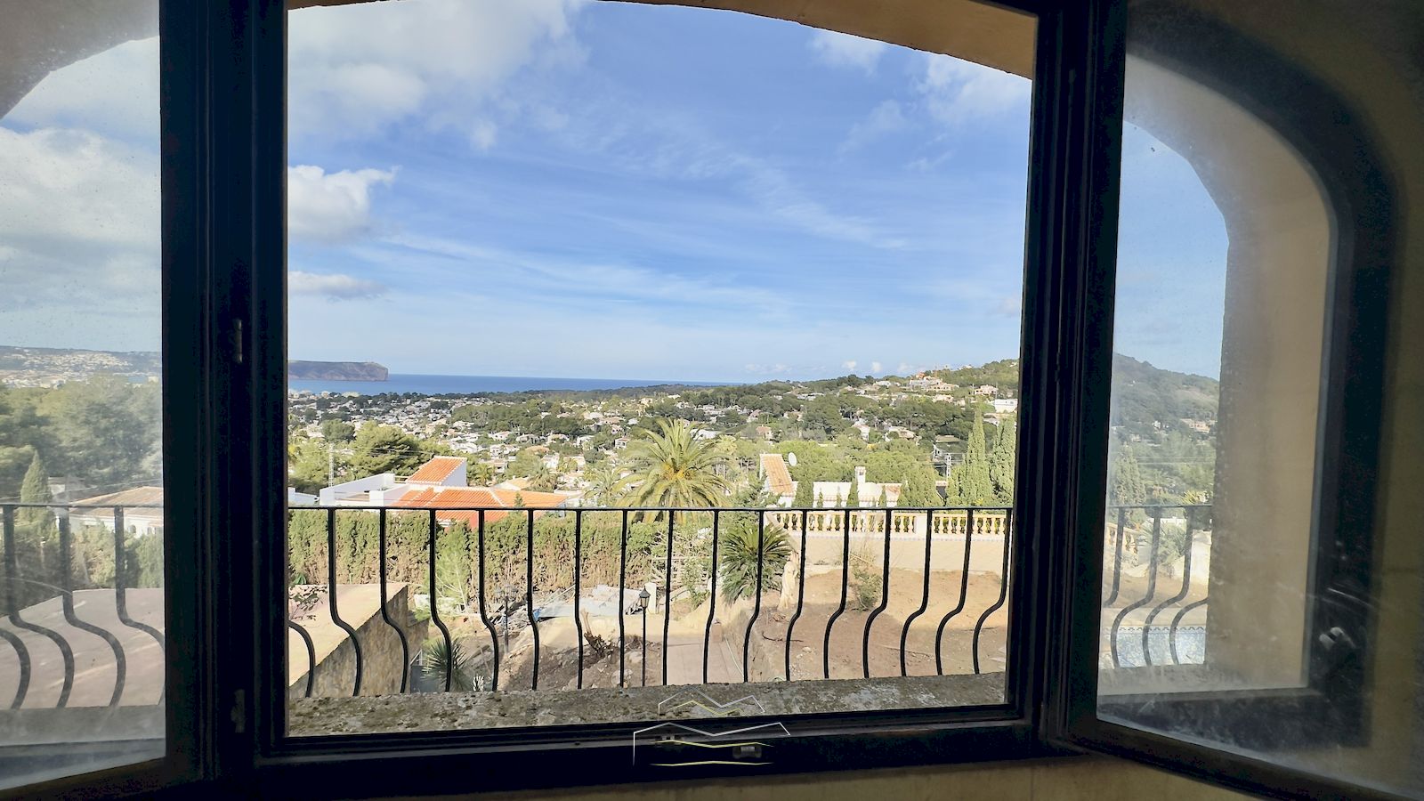 Villa for sale to renovate with sea view in Javea