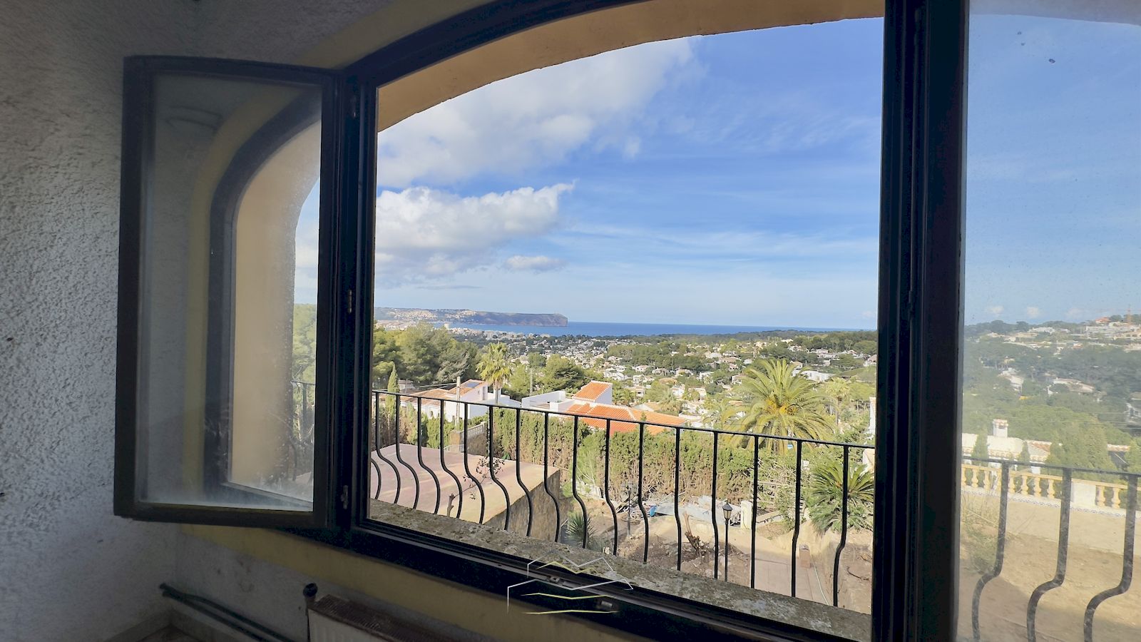 Villa for sale to renovate with sea view in Javea