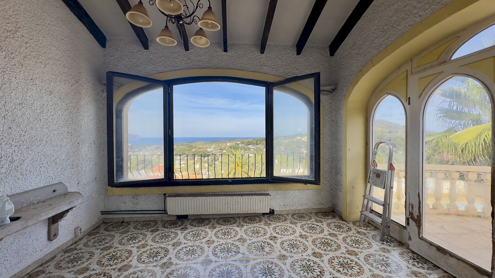 Villa for sale to renovate with sea view in Javea