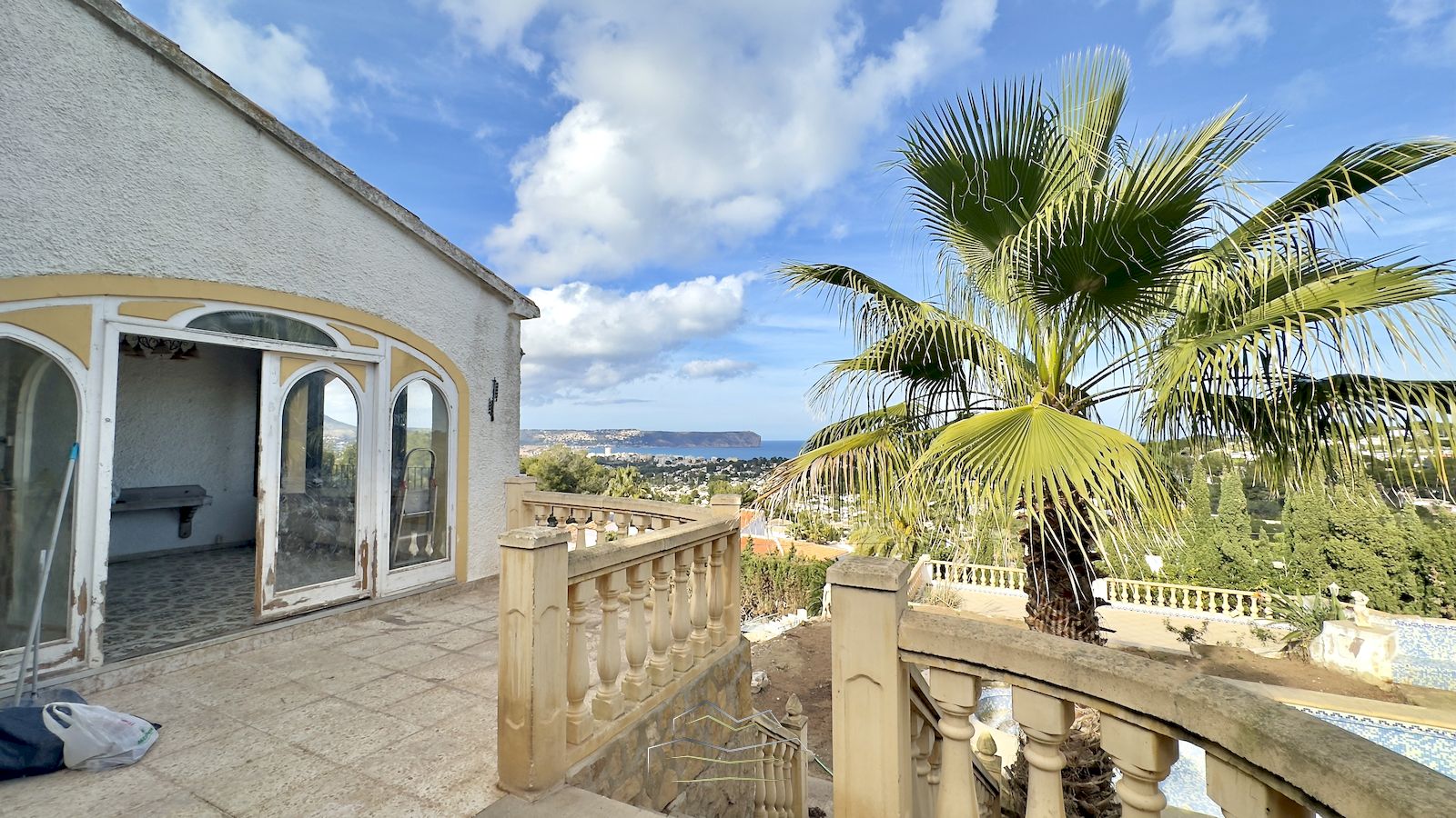 Villa for sale to renovate with sea view in Javea