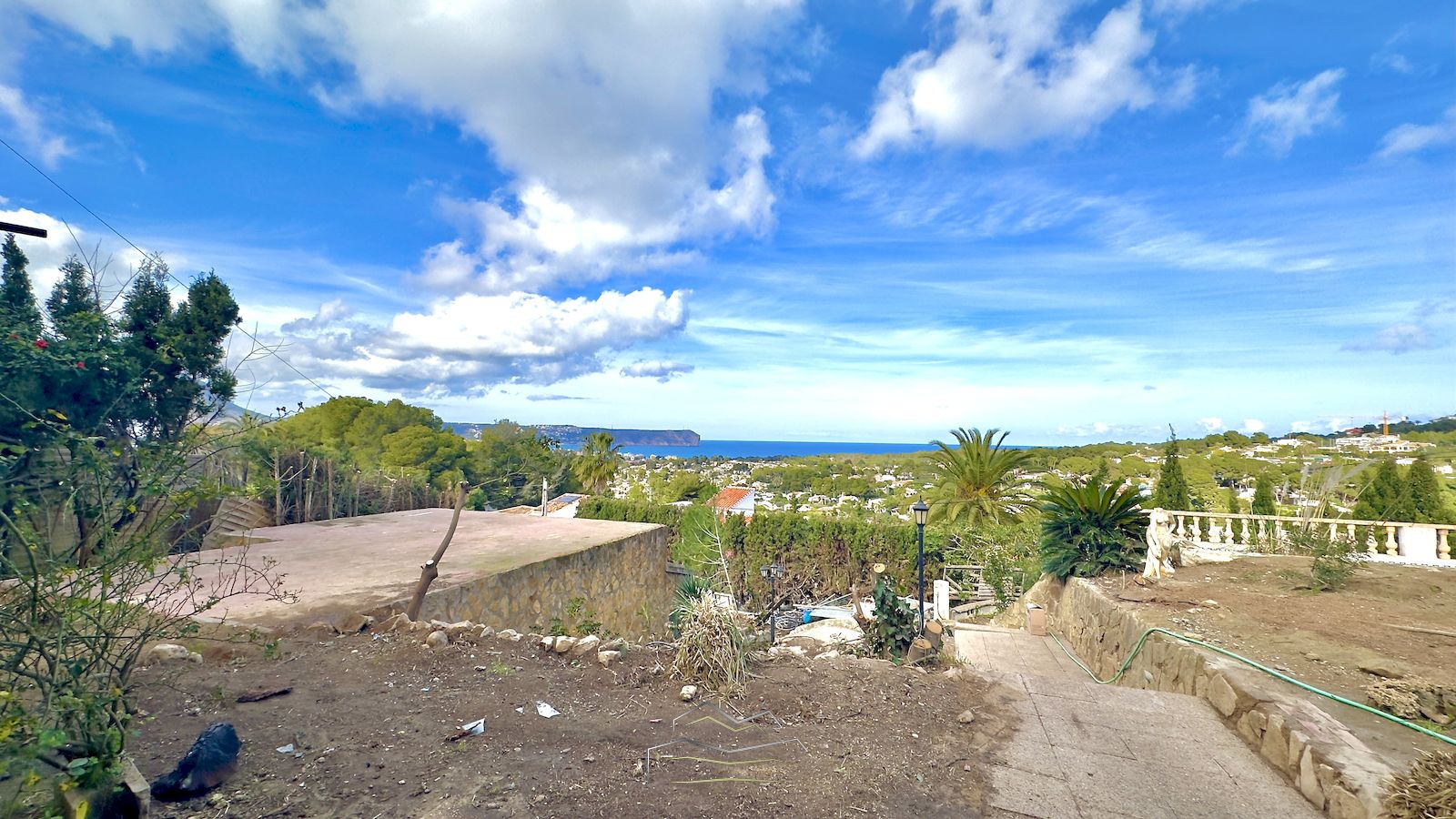 Villa for sale to renovate with sea view in Javea