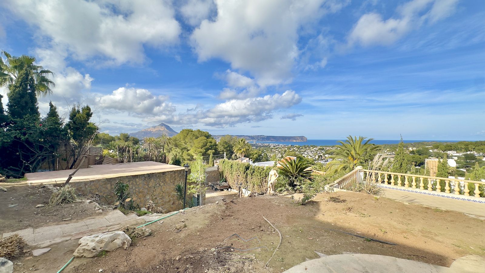 Villa for sale to renovate with sea view in Javea