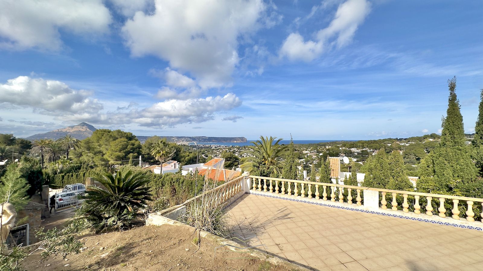 Villa for sale to renovate with sea view in Javea