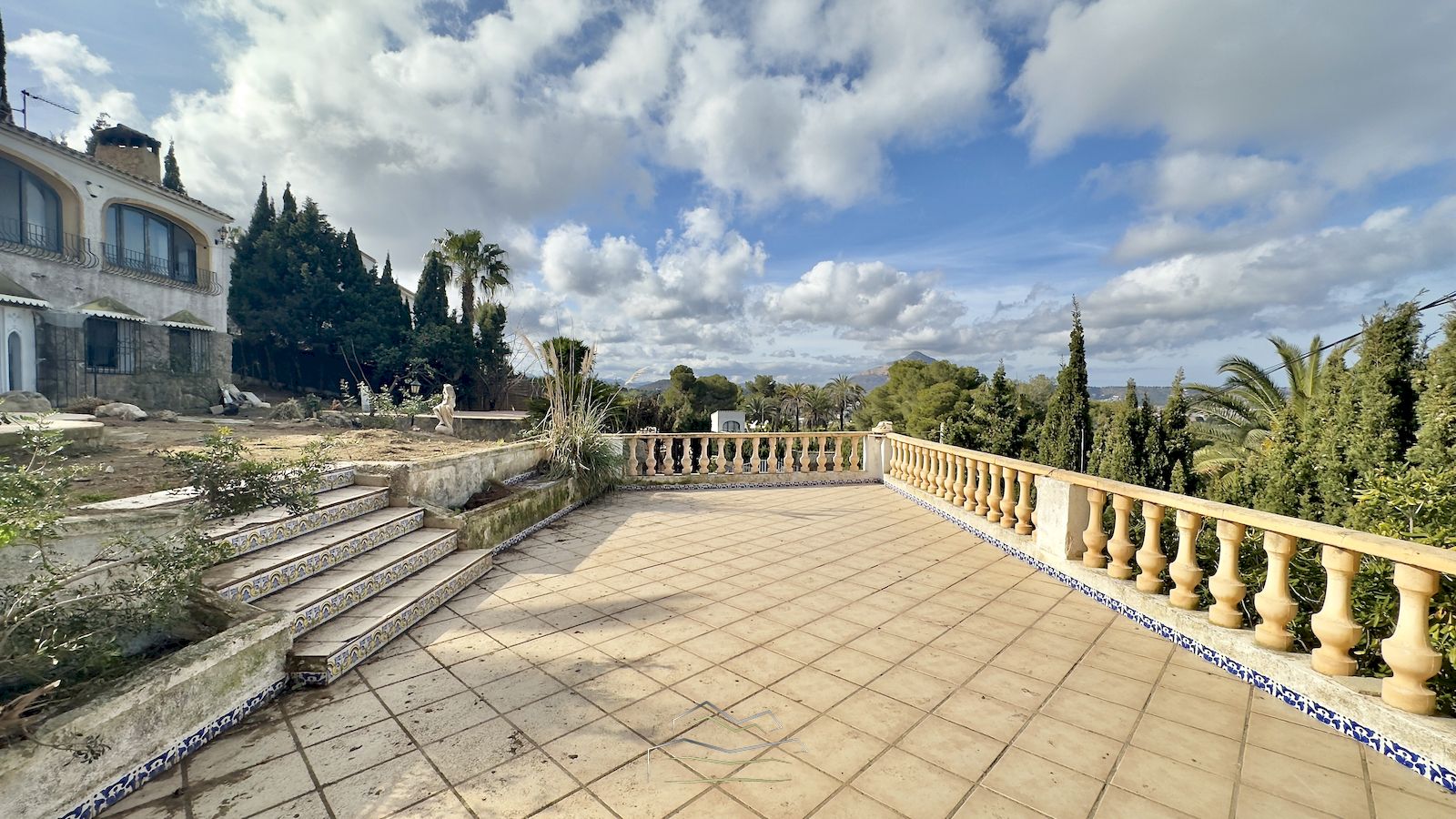 Villa for sale to renovate with sea view in Javea