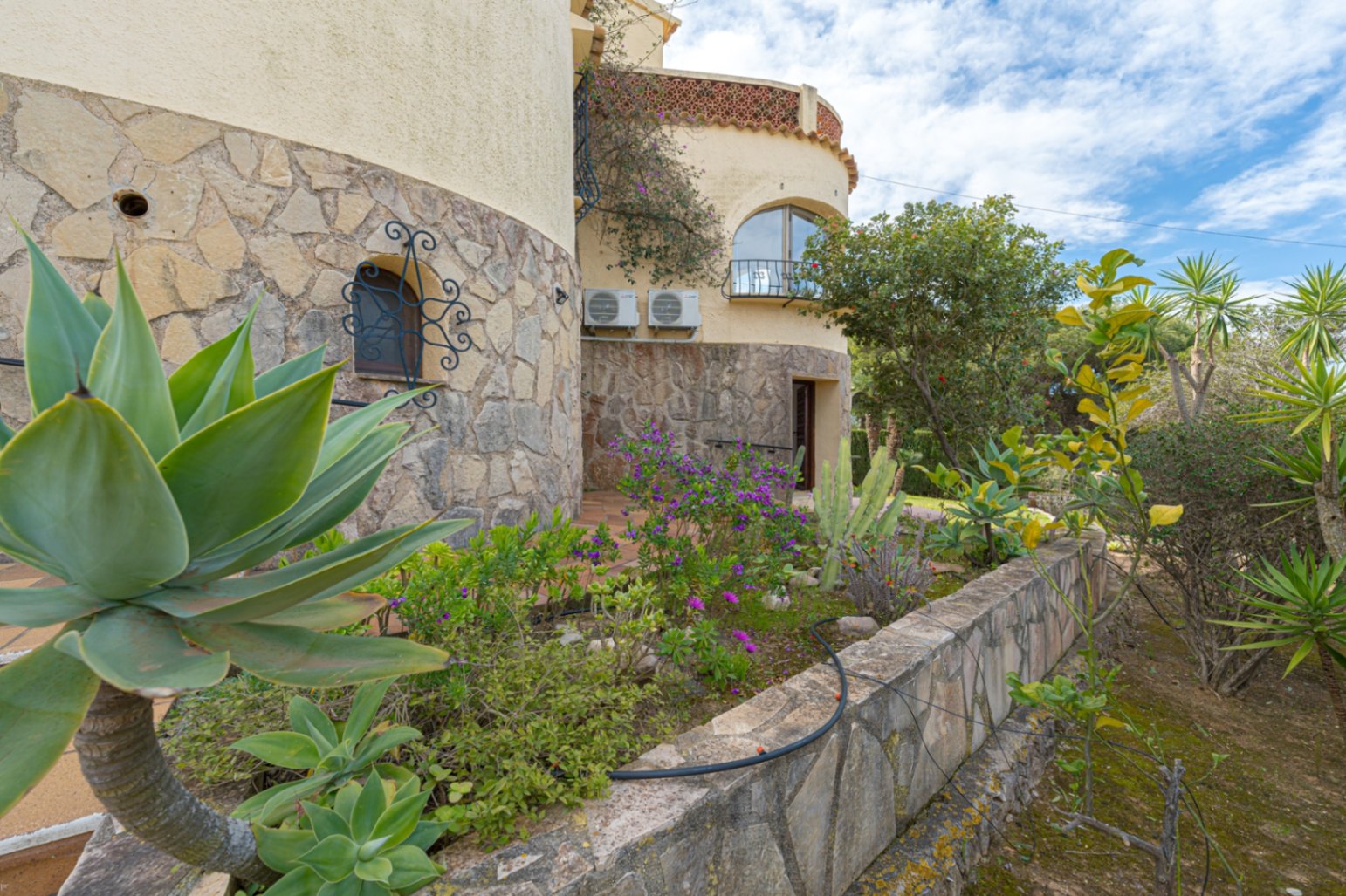 Villa for sale in Jávea with Stunning Views of Montgó in Balcón al Mar