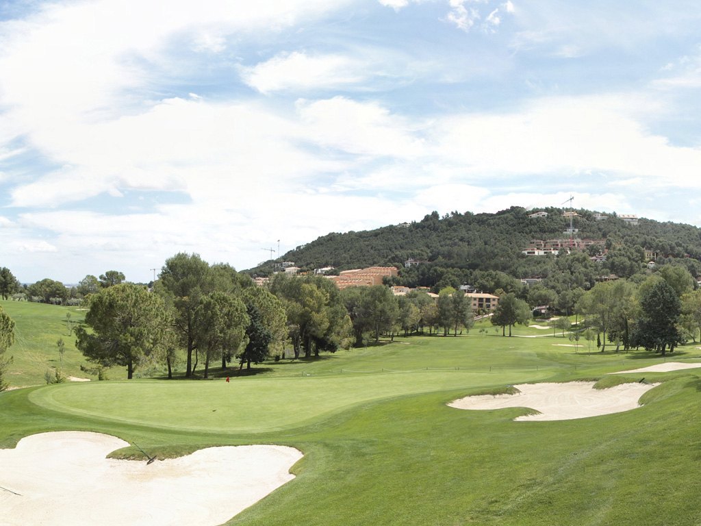 LARGE MANSION ALONG GOLF COURSE FOR SALE IN VALENCIA, SPAIN.
