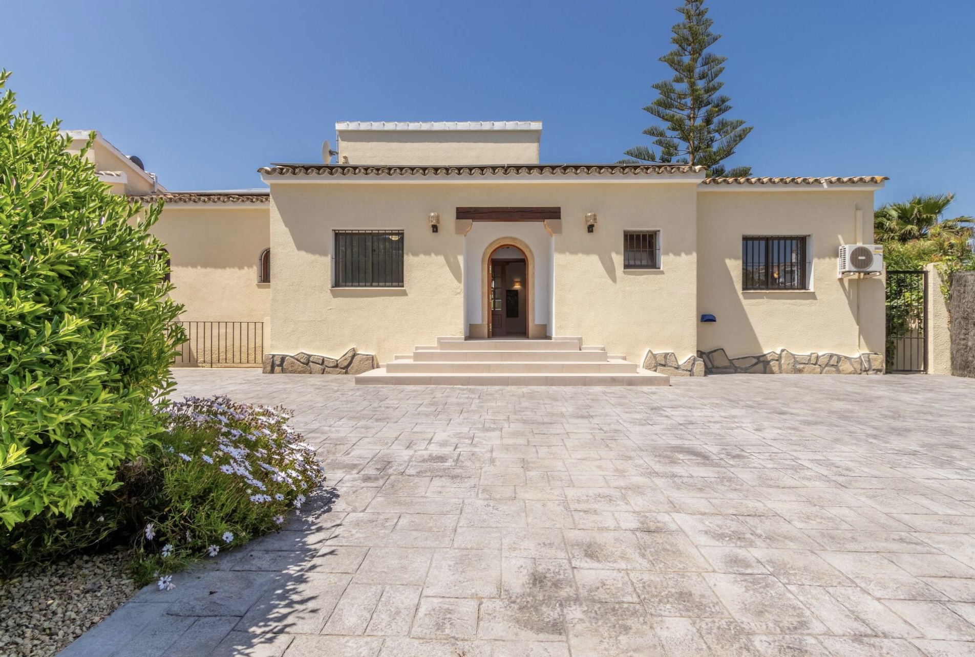 Large Villa for Sale in Adsubia near the golf course - Javea